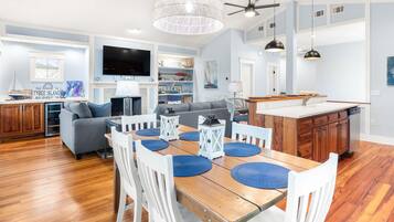 Maison, plusieurs lits, cuisine, vue partielle sur l'océan | Cuisine privée | Réfrigérateur, micro-ondes, four, plaque de cuisson