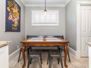 Condo, Plusieurs lits, cuisine, vue sur le jardin | Restauration