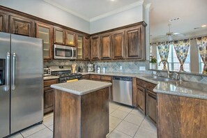 Fridge, microwave, oven, stovetop - Newly updated, bright & airy townhouse! (Houston)