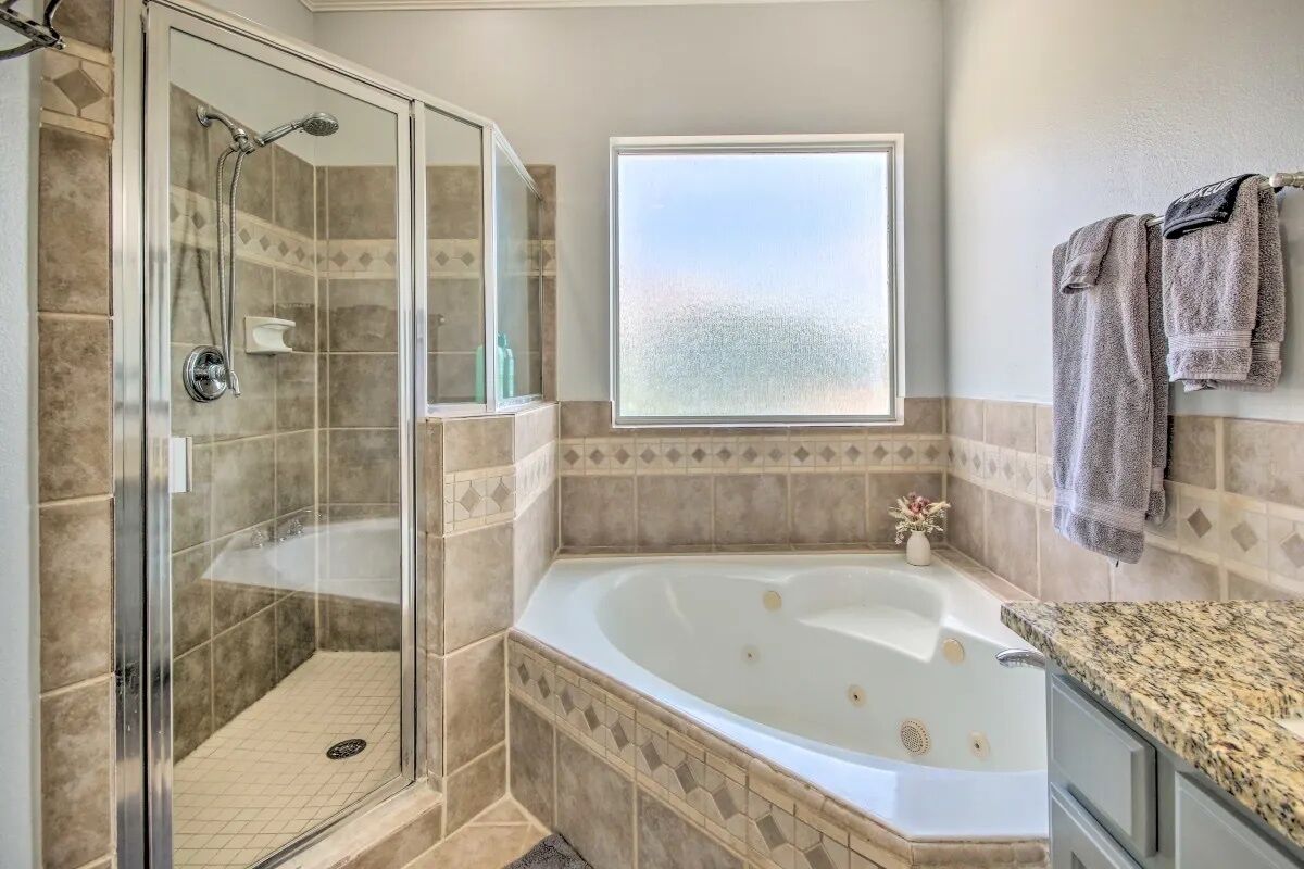 Combined shower/tub, jetted tub, hair dryer, towels