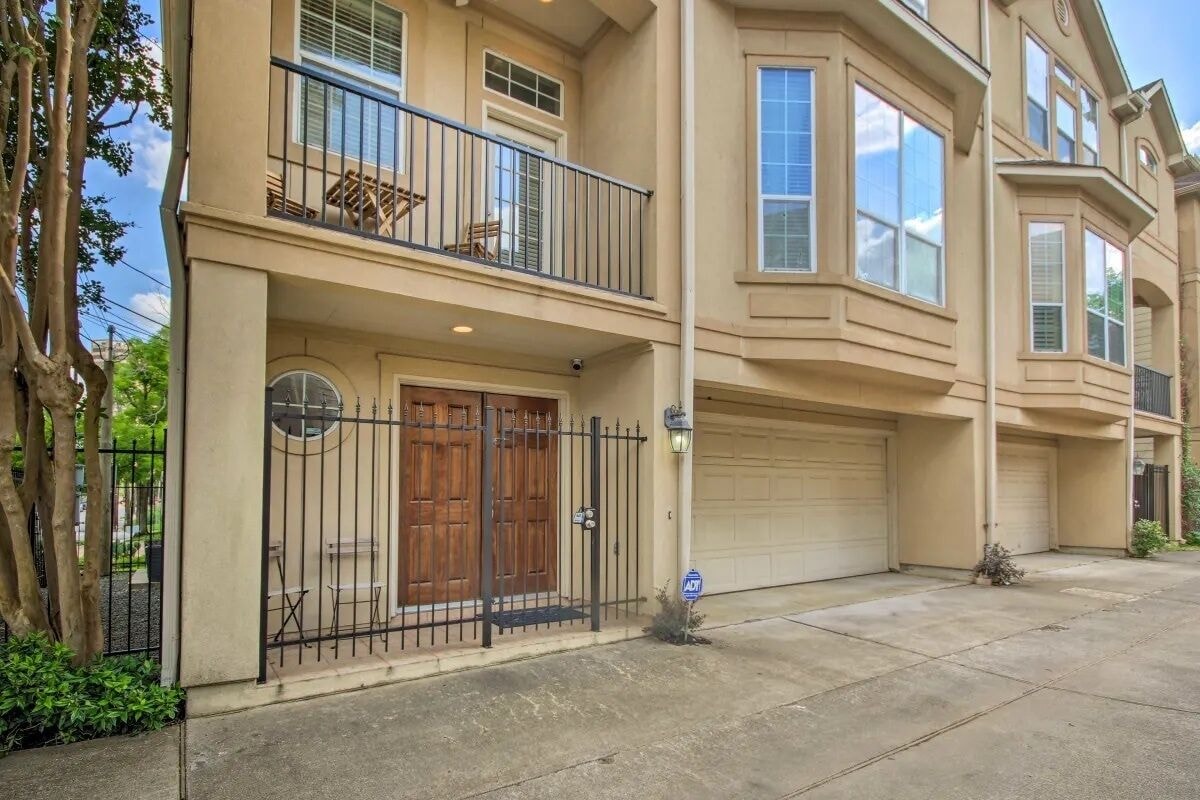 Photo 33 of Newly updated, bright & airy townhouse!