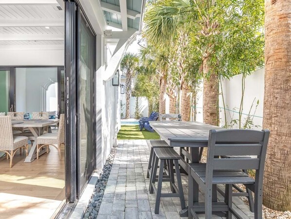 Maison, Plusieurs lits, accès à la piscine, vue sur la piscine | Restauration en plein air