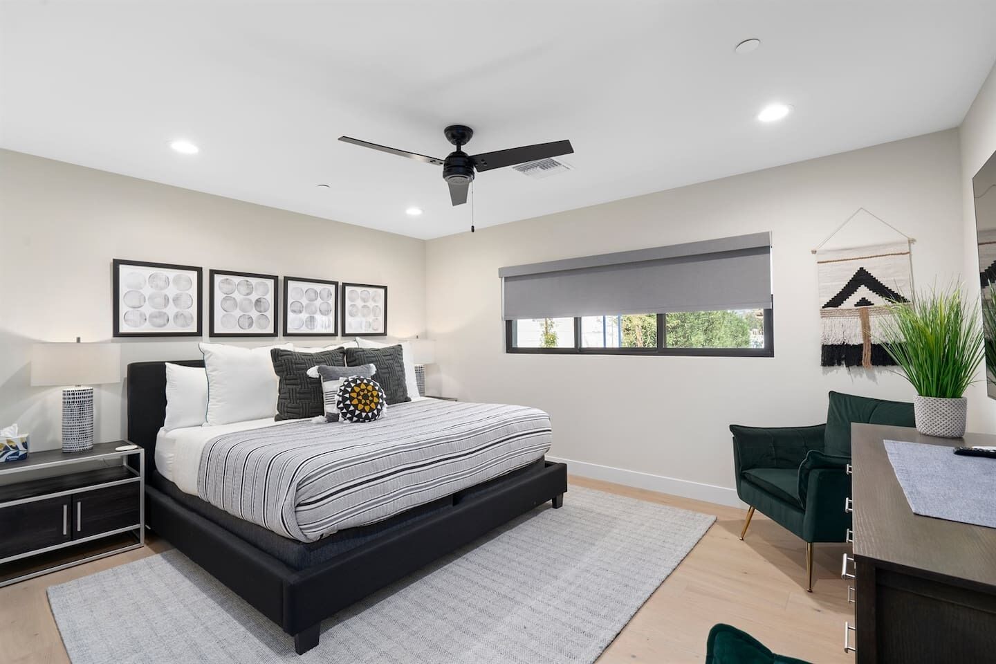 4 habitaciones, tabla de planchar con plancha y cuna de viaje 