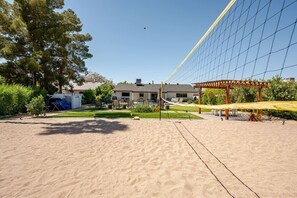 Sport court - Upscale Oasis | Pool, Putting Green, Volley Court & Open Yard (Scottsdale)