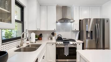 Een koelkast, een microgolfoven, een oven, een kookplaat