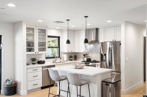 Upscale Oasis | Pool, Putting Green, Volley Court & Open Yard