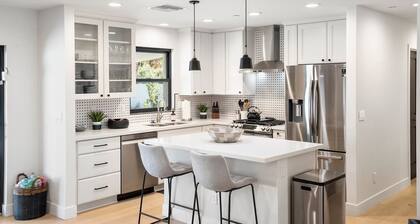 Upscale Oasis | Pool, Putting Green, Volley Court & Open Yard