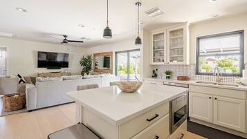 Een koelkast, een microgolfoven, een oven, een kookplaat