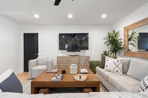 Smart TV, futbolito, tenis de mesa y libros 