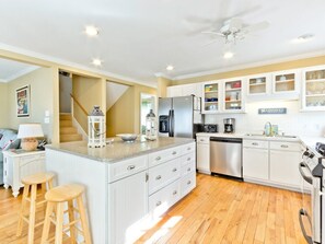 House, Multiple Beds, Kitchen | Private kitchen | Fridge, microwave, oven, stovetop