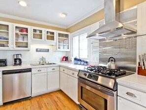 House, Multiple Beds, Kitchen | Private kitchen | Fridge, microwave, oven, stovetop