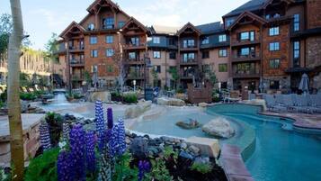 Alberca techada y alberca al aire libre