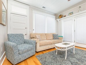 公寓客房, 多張床, 廚房, 部分海景 | 起居區 | 電視