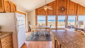 House, Multiple Beds (Gull Cottage) | Private kitchen