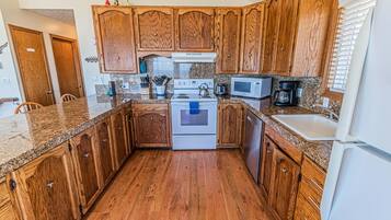 House, Multiple Beds (Gull Cottage) | Private kitchen