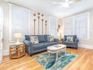 Condo, varias camas, cocina, vista al jardín | Área de sala de estar | Televisión de 40 pulgadas con canales digitales 