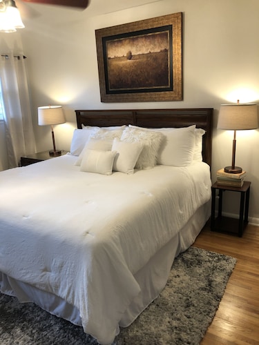 Entire Private Home in a safe, quiet, convenient neighborhood!