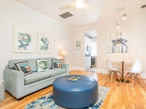 Condo, 1 cama Queen size y sofá cama, cocina | Área de sala de estar | Televisión 