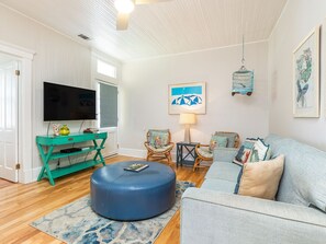 Condo, 1 cama Queen size y sofá cama, cocina | Área de sala de estar | Televisión 