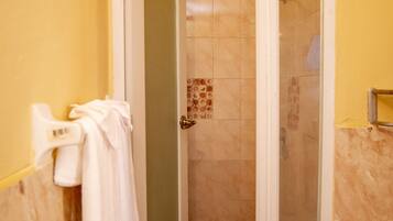 Elite Room | Bathroom | Free toiletries