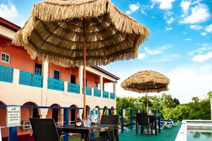 Piscine extérieure, parasols de plage