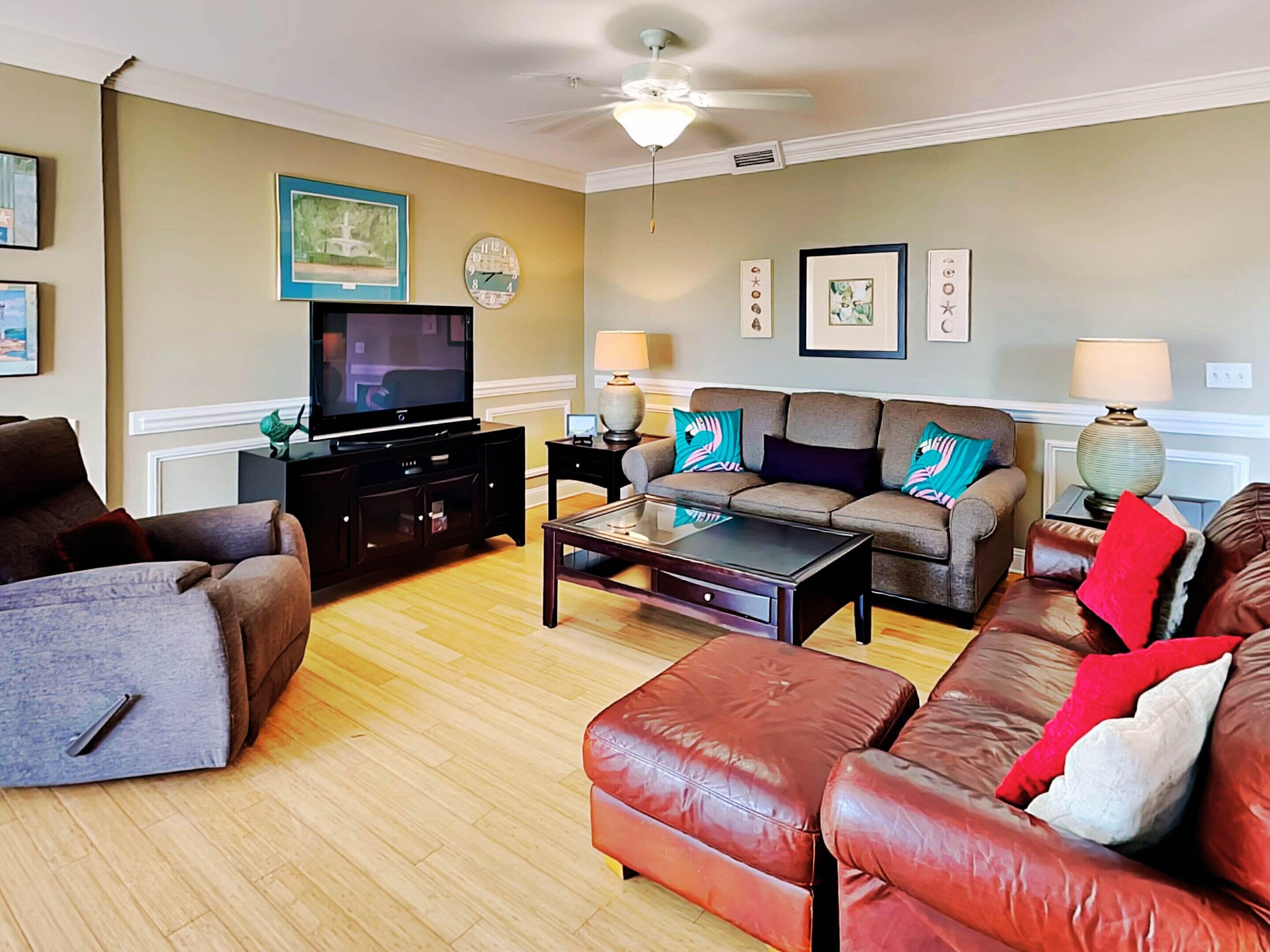 公寓式客房, 多张床, 厨房 | 起居区 | 40-英寸电视（配备数码频道）