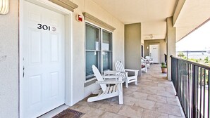 Apartment, Mehrere Betten, Küche, Strandblick | Unterkunftsgelände