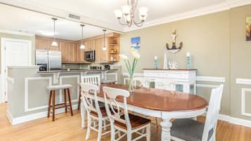 Appart'hĂŽtel, plusieurs lits, cuisine, vue plage | Restauration