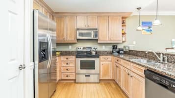 Leilighet, flere senger, kjøkken, strandutsikt | Eget kjøkken | Kjøleskap, mikrobølgeovn, ovn og kokeplater