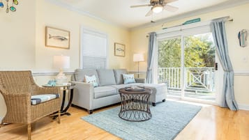 Condo, nhiều giường, bếp, quang cảnh bãi biển | Khu phòng khách | TV 40-inch có truyền hình cáp