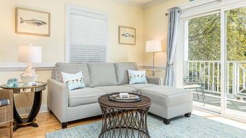 Condo, nhiều giường, bếp, quang cảnh bãi biển | Khu phòng khách | TV 40-inch có truyền hình cáp