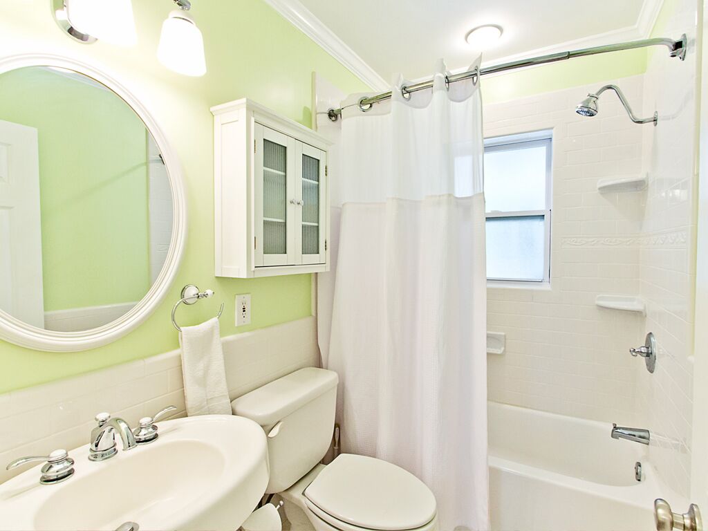 Une salle de bain avec un lavabo, des toilettes et une baignoire.