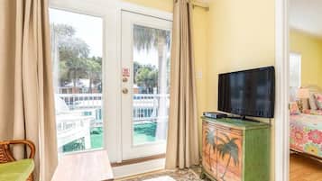 Rumah, Beberapa Tempat Tidur, dapur, pemandangan kebun | Area keluarga | TV