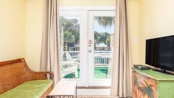 Rumah, Beberapa Tempat Tidur, dapur, pemandangan kebun | Area keluarga | TV