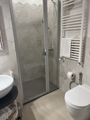 Doccia, asciugacapelli, bidet, asciugamani