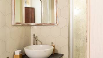 Douche, sèche-cheveux, bidet, serviettes fournies