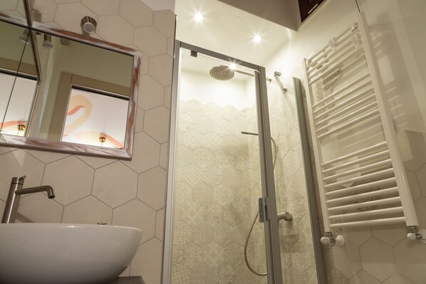 Regadera, secadora de cabello, bidet, toallas 