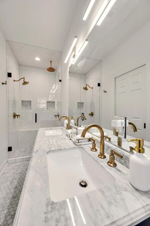 Ensemble douche/baignoire, sèche-cheveux, serviettes fournies, savon