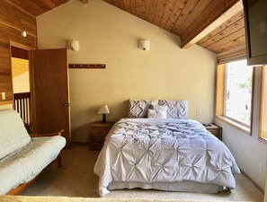 4 slaapkamers, een bureau, een strijkplank/strijkijzer, gratis wifi