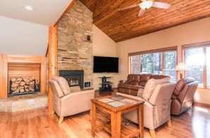 Smart TV, DVD player, foosball, table tennis - Boastful Retreat @ Sunriver - Minutes from Village (Sunriver)