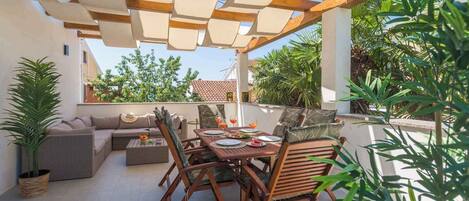 تناول الطعام بالخارج