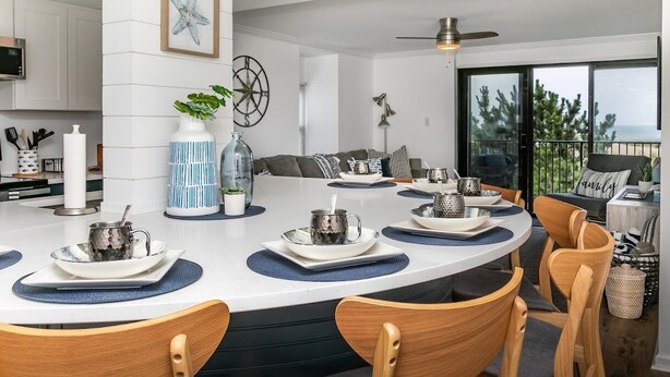 Un comedor moderno con una mesa redonda, sillas y vistas al exterior.