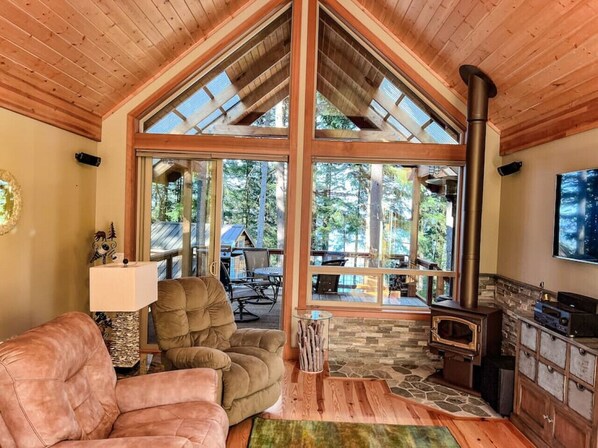 Smart TV, fireplace - Lakeside Cabin in the Trees with Views and Hot Tub (Lummi Island)