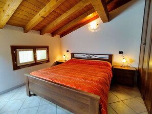 2 bedrooms, travel crib, free WiFi, bed sheets