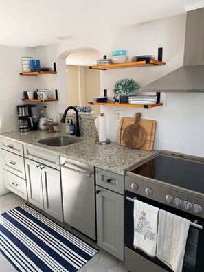 ثلاجة، ميكروويف، فرن، موقد طهي مسطح