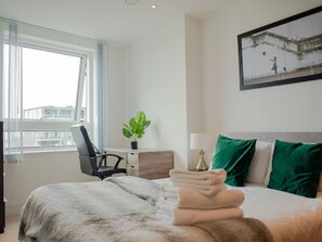 2 bedrooms, free WiFi - Cosy apartment for 3 guests with WIFI, TV and balcony (London)