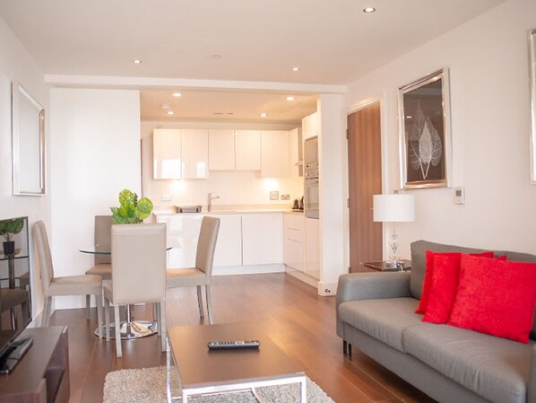 TV - Cosy apartment for 3 guests with WIFI, TV and balcony (London)