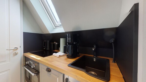 Køleskab, ovn, opvaskemaskine, kaffe-/temaskine