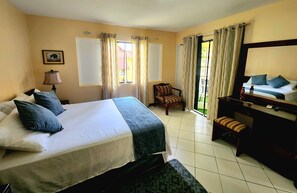 1 quarto, cofres nos quartos, escrivaninha