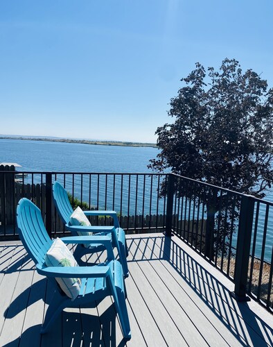 Spacious 4 bedroom lakefront house: with private dock and pool.